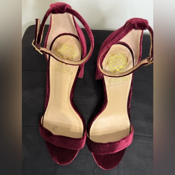 Vince Camuto Red Velvet VP Malissa Medium Thick Heel Size 9 Strappy - Picture 4 of 6